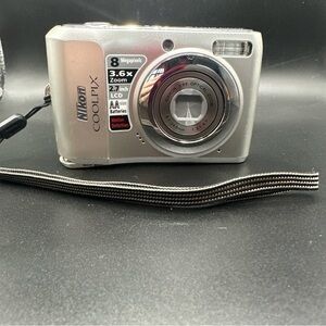 Nikon COOLPIX L19 8MP 3.6x Zoom 2.7" LCD  SLV Camera AA BATTERIES Not Included